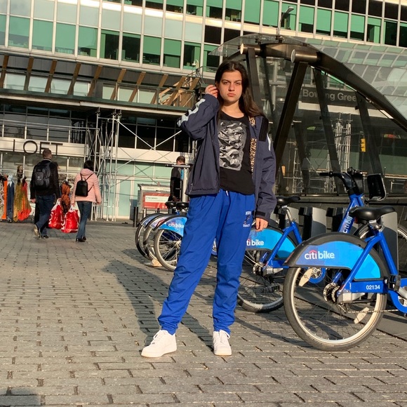 Meet your Posher, Jenny - Picture 2 of 3